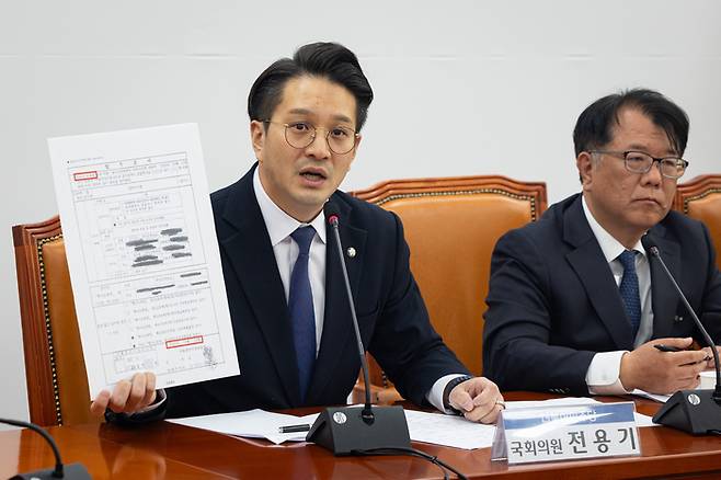 전용기 더불어민주당 의원이 29일 서울 여의도 국회에서 열린 쌍방울 대북송금 사건 긴급 기자간담회에서 압수조서를 들고 발언하고 있다. [뉴스1]