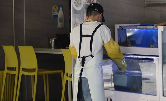 한 자영업자가 홀로 일하고 있다. [이승환 기자]