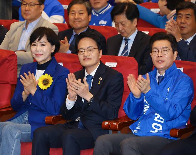 더불어민주당 서울시장 경선 예비후보인 전현희(왼쪽부터), 박주민, 정원오 후보가 지난 30일 국회에서 열린 최고위원회에 참석, 손뼉 치고 있다. [연합뉴스]