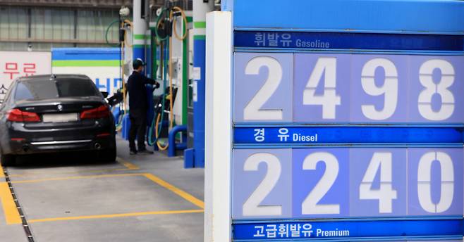 중동 사태 장기화로 국제유가 급등세가 이어진 30일 서울 시내의 한 주유소에서 직원이 주유를 하고 있다. 2026.3.30/뉴스1 Copyright (C) 뉴스1. All rights reserved. 무단 전재 및 재배포, AI학습 이용 금지. /사진=뉴스1