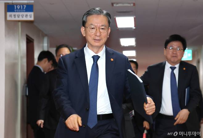 정성호 법무부 장관이 30일 서울 종로구 정부서울청사에서 열린 임시 국무회의에 참석하고 있다./사진=머니투데이 DB