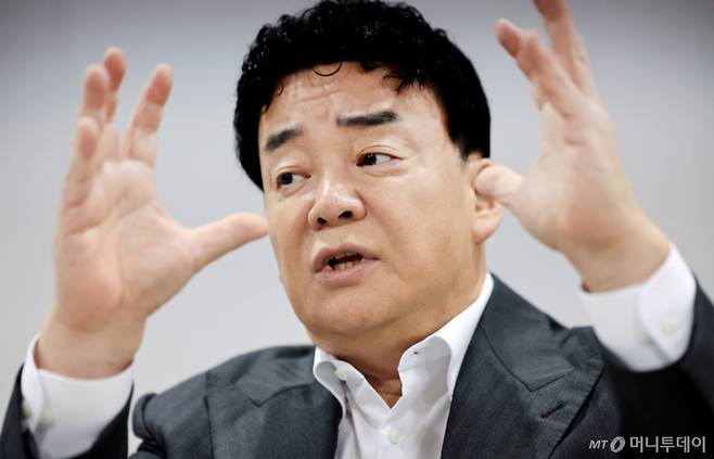 (서울=뉴스1) 이호윤 기자 = 백종원 더본코리아 대표가  31일 서울 서초구 더본코리아별관에서 열린 기자간담회에서 취재진 질문에 답변하고 있다. 2026.3.31/뉴스1  Copyright (C) 뉴스1. All rights reserved. 무단 전재 및 재배포,  AI학습 이용 금지. /사진=(서울=뉴스1) 이호윤 기자