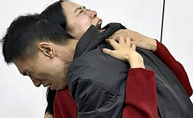 어린 시절 빵 한 조각 때문에 동생을 잃었던 여성이 30여 년 만에 낡은 사진 한 장으로 동생을 찾아내 극적으로 재회한 사연이 전해졌다. SCMP 캡처