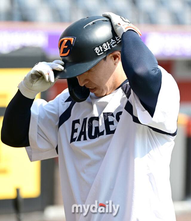 2026년 3월 28일 오후 대전 한화생명볼파크에서 ‘2026 신한 SOL KBO리그' 개막전 키움 히어로즈와 한화 이글스의 경기가 열렸다. 경기 전 한화 손아섭이 훈련하고 있다./대전=유진형 기자 zolong@mydaily.co.kr