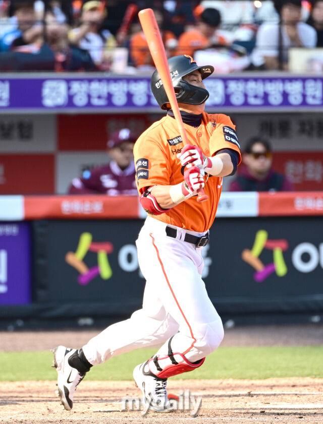 2026년 3월 28일 오후 대전 한화생명볼파크에서 열린 ‘2026 신한 SOL KBO리그' 개막전 키움 히어로즈와 한화 이글스의 경기. 한화 손아섭이 7회말 대타로 나와 2루수 땅볼을 치고 있다./대전=유진형 기자 zolong@mydaily.co.kr