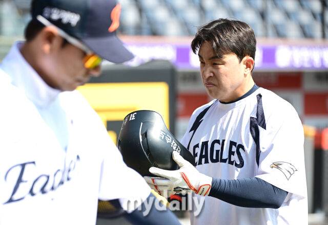 2026년 3월 28일 오후 대전 한화생명볼파크에서 ‘2026 신한 SOL KBO리그' 개막전 키움 히어로즈와 한화 이글스의 경기가 열렸다. 경기 전 한화 손아섭이 훈련하고 있다./대전=유진형 기자 zolong@mydaily.co.kr