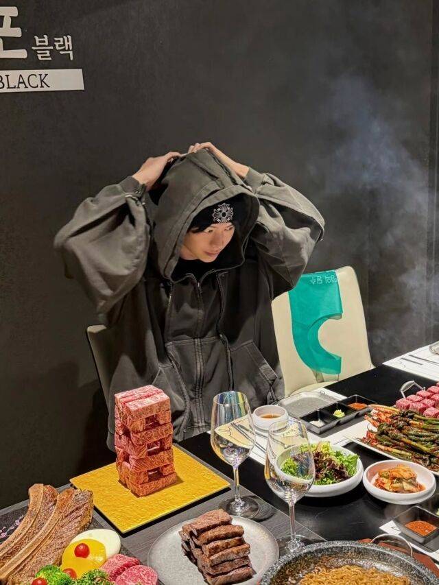 육성재가 '플렉스'하는 모습으로 시선을 사로잡았다. / 육성재 SNS