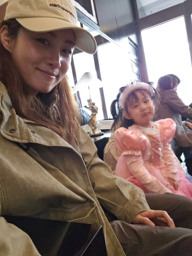 강소라가 두 딸과 함께한 일상을 공개했다. / 강소라 SNS