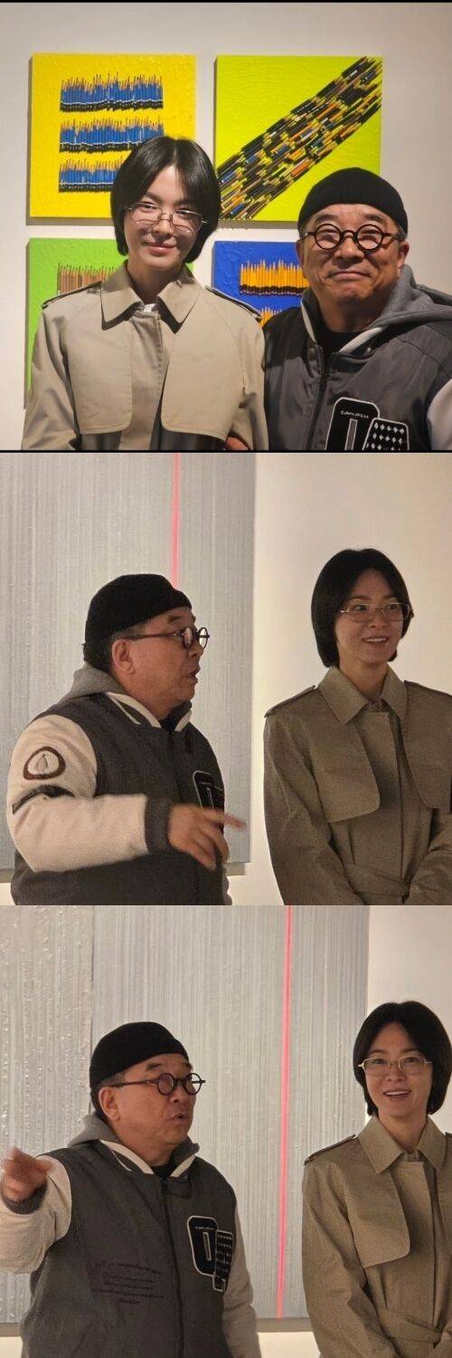 배우 송혜교(왼쪽)가 가수 겸 기타리스 김수철의 전시회를 방문했다. / 김수철 소셜미디어