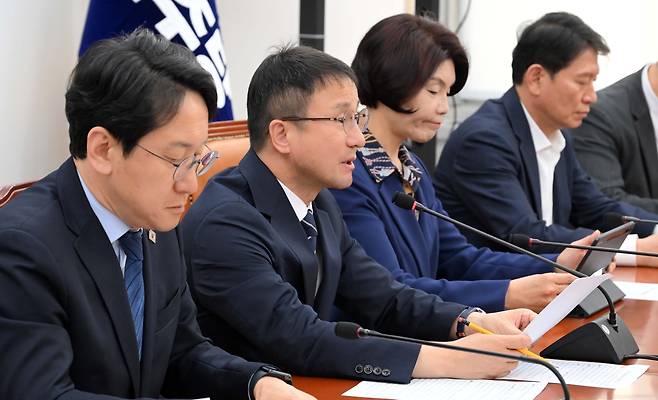 여야가 약 25조원 규모의 ‘전쟁 추경안’을 내달 10일까지 본회의에서 처리하는데 합의했지만 세부 내용을 둘러싸고 신경전을 벌이고 있다. 한병도(왼쪽에서 두번째) 더불어민주당 원내대표가 31일 오전 서울 여의도 국회에서 열린 원내대책회의에서 모두발언하고 있다. 이상섭 기자