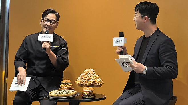 김풍 작가가 31일 서울 중구 맘스터치 연구소에서 열린  ‘김풍 야매 컬렉션’ 미디어 시식회에서 메뉴를 설명하고 있다. 박연수 기자