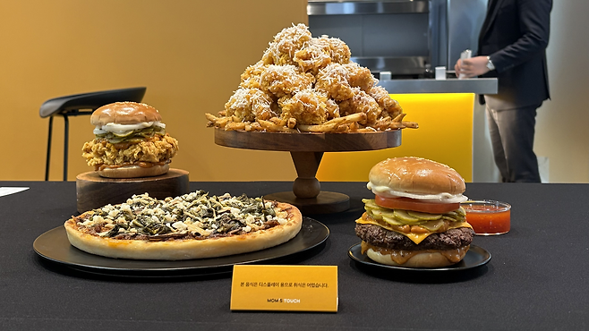 맘스터치가 다음달 7일부터 판매하는 ‘김풍 야매 컬렉션’ 2종. 박연수 기자