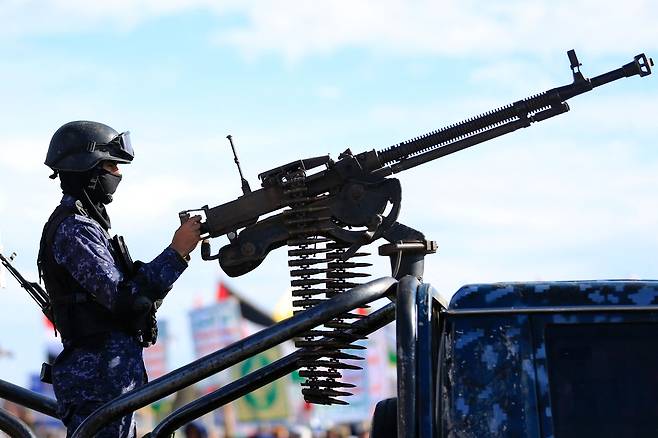 지난 27일(현지시간) 예멘 수도 사나에서 후티 지지자 집회가 열리는 동안 보안 요원이 경비를 서고 있다. [AFP]