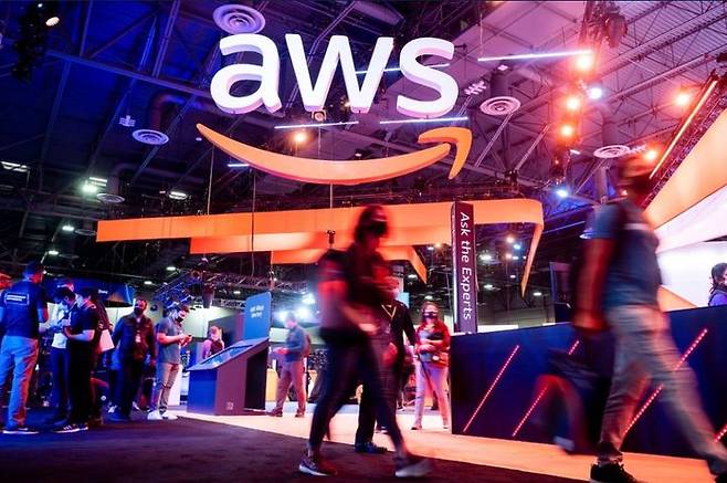 [서울=뉴시스]기업들을 위한 클라우드 서비스 주요 제공업체인 아마존 웹 서비스(AWS)는 웹사이트와 앱 등 수백 개의 웹사이트와 앱이 서비스 중단과 중단을 보고함에 따라 클라우드 서비스 운영에 문제가 발생하고 있으며, 문제를 해결하기 위해 노력하고 있다고 말했다고 뉴욕 타임스가 20일 보도했다. <사진 출처 : NBC> 2025.10.20.