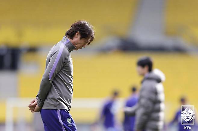 [서울=뉴시스] 축구국가대표팀 홍명보 감독이 오스트리아전을 하루 앞둔 30일(현지 시간) 오스트리아 비엔나 에른스트하펠스타디온에서 생각에 잠겨 있다. (사진=대한축구협회 제공) 2026.03.31. photo@newsis.com *재판매 및 DB 금지
