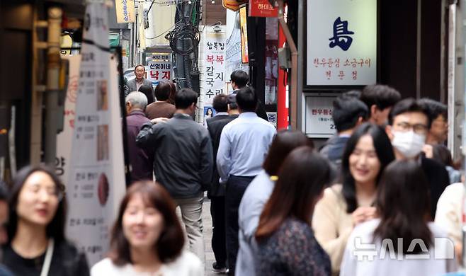 [서울=뉴시스] 김금보 기자 = 15일 점심시간 직장인들이 서울 시내 한 식당가를 이용하고 있다. 2025.05.15. kgb@newsis.com