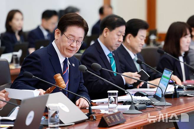 [서울=뉴시스] 고범준 기자 = 이재명 대통령이 31일 청와대에서 열린 국무회의에서 의사봉을 두드리며 개회 선언을 하고 있다. 2026.03.31. bjko@newsis.com