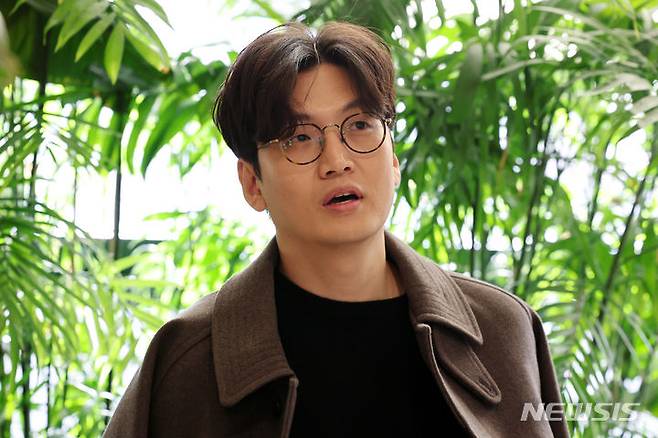 [고양=뉴시스] 박진희 기자 = 황석희 번역가가 8일 경기 고양시 한 카페에서 '문화人터뷰'를 하고 있다. 그는 최근 에세이 '번역: 황석희'를 출간했다. 2023.12.09. pak7130@newsis.com