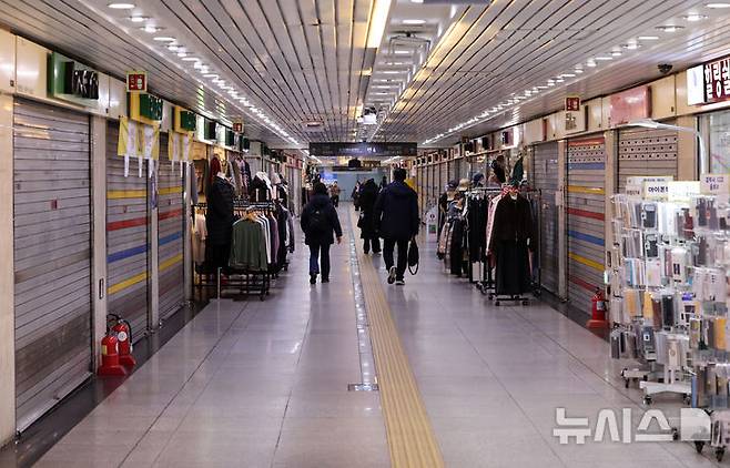 [서울=뉴시스] 이영환 기자 = 30일 오전 서울 시내의 지하 상점가가 한산한 모습을 보이고 있다. 2025.12.30. 20hwan@newsis.com