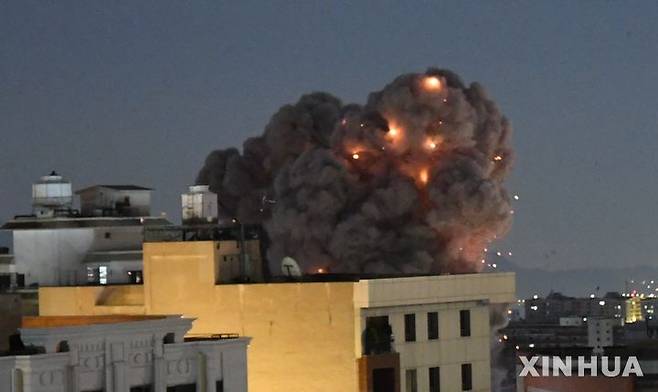 [테헤란=신화/뉴시스] 29일(현지 시간) 이란 테헤란의 건물들 사이로 연기가 피어오르고 있다. 이란 반관영 파르스 통신에 따르면 이날 밤 테헤란과 인접한 알보르즈주 일부 지역이 이스라엘의 공습을 받아 여러 지역에서 정전이 발생했다. 2026.03.30.