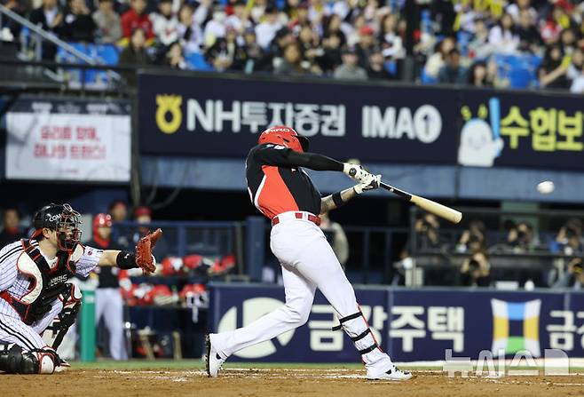 [서울=뉴시스] 김진아 기자 = 31일 오후 서울 송파구 잠실야구장에서 열린 2026 KBO리그 KIA 타이거즈와 LG 트윈스의 경기, 2회초 2사 1,3루에서 KIA 카스트로가 2타점 2루타를 치고 있다. 2026.03.31. bluesoda@newsis.com