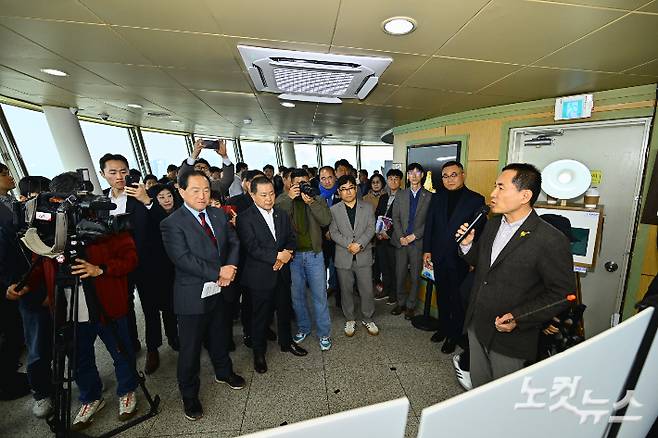 김진태 강원도지사는 31일 속초 엑스포 타워를 방문해 속초~고성 고속도로 예타 통과 대응 전략과 동해안 7번 국도 현안 및 건설계획 반영 추진 상황을 점검했다. 강원도 제공