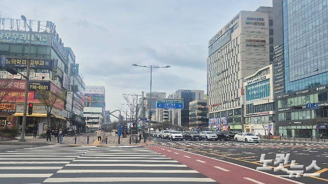 31일 광주 서구 치평동의 한 교차로에서 시민들이 보행 신호를 기다리고 있다. 한아름 기자