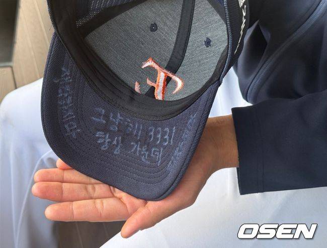 [OSEN=대전, 조은혜 기자] 29일 대전 한화생명볼파크에서 ‘2026 신한 SOL KBO리그’ 한화 이글스와 키움 히어로즈의 경기가 열렸다. 김도빈이 경기 후 자신의 모자를 소개하고 있다. 2025.03.29 / thecatch@osen.co.kr