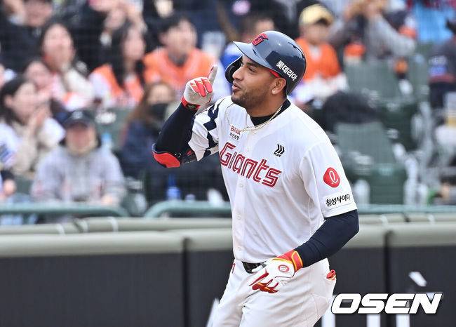[OSEN=부산, 이석우 기자] 22일 부산 사직야구장에서 2026 신한 SOL KBO 리그 롯데 자이언츠와 한화 이글스의 시범경기가 열렸다. 홈팀 롯데는 비슬리가, 방문팀 한화는 에르난데스가 선발 출전했다.롯데 자이언츠 레이예스가 3회말 무사 1루 우월 2점 홈런을 치고 세리머니를 하고 있다. 2026.03.22 / foto0307@osen.co.kr