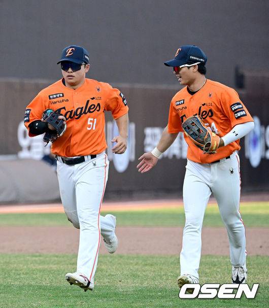 [OSEN=대전, 최규한 기자] 28일 대전 한화생명볼파크에서 ‘2026 신한 SOL KBO리그’ 개막전 한화 이글스와 키움 히어로즈의 맞대결이 열렸다.홈팀 한화는 윌켈 에르난데스, 방문팀 키움은 라울 알칸타라를 선발로 내세웠다. 연장 10회초 2사 주자없는 상황 키움 이주형의 뜬공 타구를 한화 좌익수 문현빈이 몸을 날려 잡아낸 뒤 더그아웃으로 향하고 있다. 2025.03.28 / dreamer@osen.co.kr