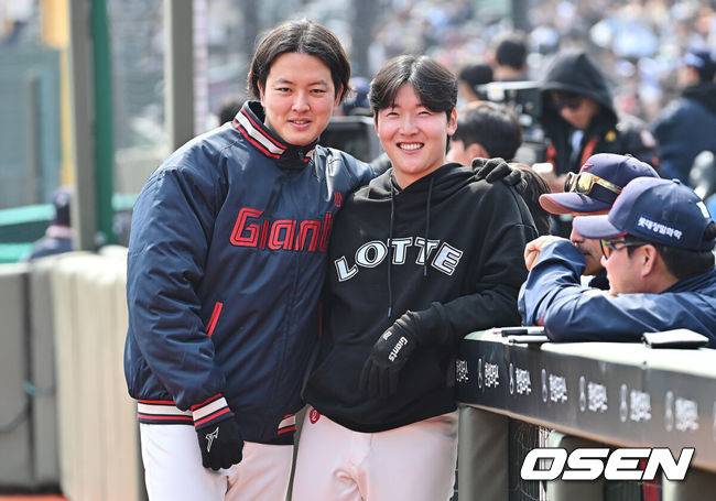 [OSEN=부산, 이석우 기자] 롯데 자이언츠 김원중, 최준용 057 2026.03.15 / foto0307@osen.co.kr