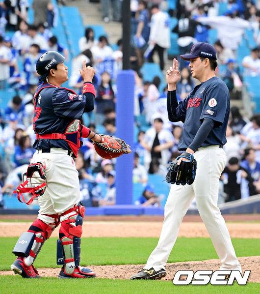 [OSEN=대구, 조은정 기자] 프로야구 롯데 자이언츠가 이틀 연속 홈런 파티를 벌이며 개막 2연전을 싹쓸이했다. 롯데는 29일 대구삼성라이온즈파크에서 열린 삼성 라이온즈와의 원정 경기에서 6-2로 승리했다.지난 28일 삼성과의 정규 시즌 개막전에서 윤동희, 빅터 레이예스, 전준우가 홈런을 터뜨리며 6-3 승리를 거둔 데 이어 이날 경기에서도 손호영, 노진혁, 레이예스가 홈런 4개를 폭발하며 기분 좋은 승리를 가져왔다. 반면 삼성은 1점을 얻는 데 그쳤다. 선발 최원태는&nbsp;시즌 첫 등판을 퀄리티스타트로 장식했으나 타선의 도움을 받지 못해 고배를 마셨다.롯데 유강남, 김원중 배터리가 승리 세리머니를 하고 있다. 2026.03.29 /cej@osen.co.kr