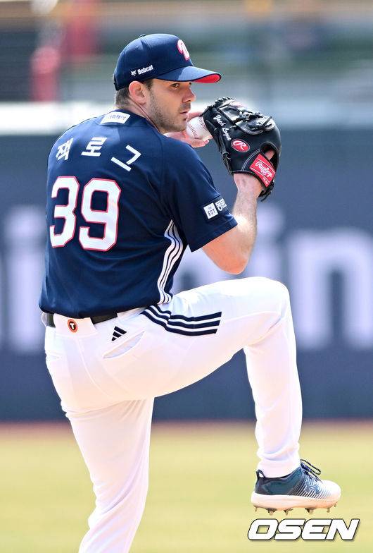 [OSEN=수원, 최규한 기자] 24일 경기도 수원 KT위즈파크에서 ‘2026 신한 SOL KBO리그’ KT 위즈와 두산 베어스의 시범경기가 열렸다.홈팀 KT는 케일럽 보쉴리, 방문팀 두산은 잭 로그를 선발로 내세웠다.1회말 두산 선발 잭로그가 힘차게 공을 뿌리고 있다. 2026.03.24 / dreamer@osen.co.kr
