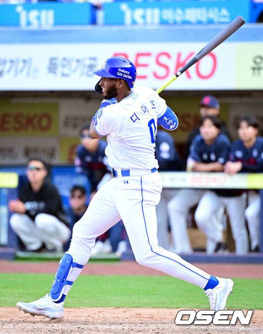 [OSEN=대구, 조은정 기자] 28일 대구삼성라이온즈파크에서 ‘2026 신한 SOL KBO 리그’ 삼성 라이온즈와 롯데 자이언츠의 개막전이 열렸다.개막전 선발 투수로 삼성은 후라도를 롯데는 로드리게스를 내세웠다.9회말 1사 1루에서 삼성 디아즈가 우중간 2루타를 날리고 있다. 2026.03.28 /cej@osen.co.kr