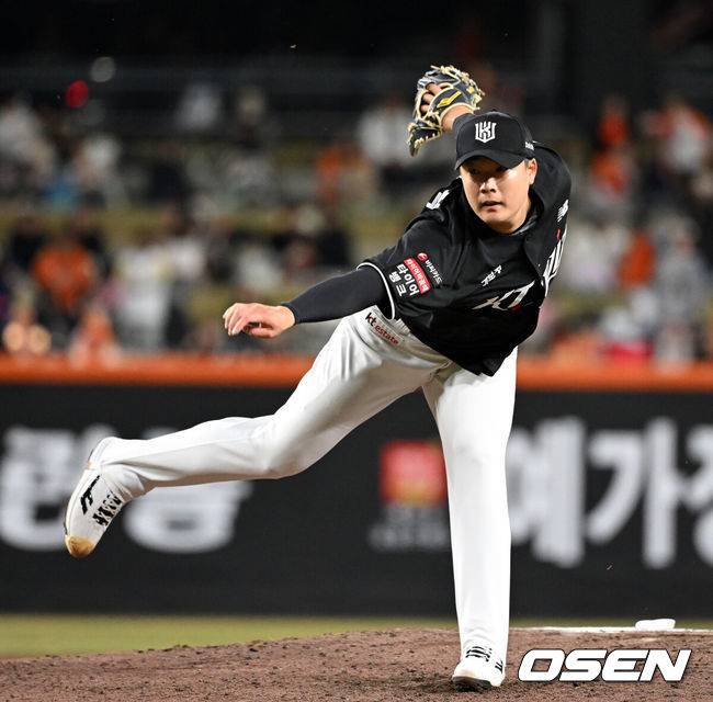 [OSEN=대전, 이대선 기자] 31일 대전 한화생명볼파크에서 2026 신한 SOL KBO리그 한화 이글스와 KT 위즈의 경기가 열렸다.이날 한화는 오웬 화이트, KT는 케일럽 보쉴리를 선발로 내세웠다.6회말 무사에서 KT 한승혁이 역투하고 있다. 2026.03.31 /sunday@osen.co.kr