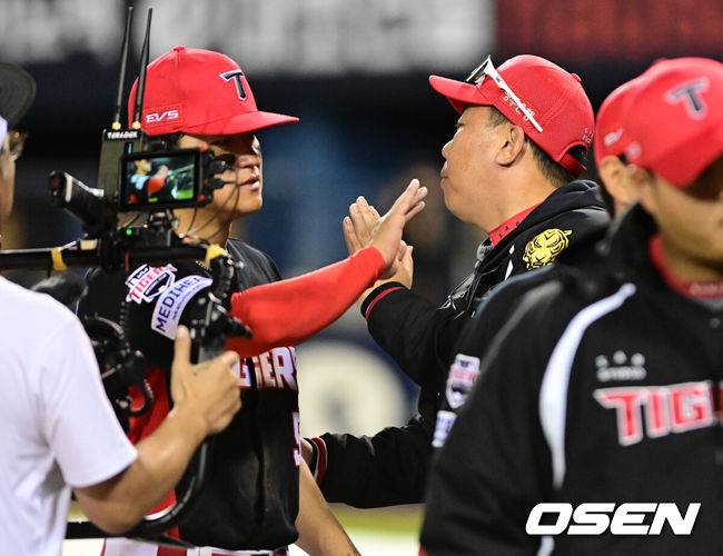 [OSEN=잠실, 지형준 기자] 프로야구 KIA 타이거즈가 개막 2연패에서 탈출했다. 그러나 LG 트윈스는 8년 만에 개막 3연패를 당했다.&nbsp;KIA는 31일 서울 잠실구장에서 열린 2026 KBO리그&nbsp;LG와 시즌 첫 맞대결에서 7-2로 승리했다. 김도영이 투런 홈런 포함 4타수 3안타 1볼넷 3타점으로 활약했다. 카스트로는 2루타 2방을 때리며 2타점을 기록했다.&nbsp;선발투수 올러는 6이닝 동안 단 3안타만 맞고 1볼넷 3탈삼진 무실점으로 승리 투수가 됐다. 경기를 마치고 KIA 이범호 감독이 김도영과 승리 하이파이브를 하고 있다. 2026.03.31&nbsp;/ jpnews@osen.co.kr