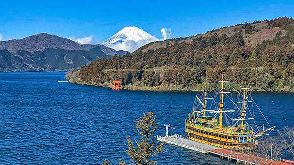 아시노코호수와 후지산. 하코네의 최고 명소. 탐방객들은 파란 호수와 하얀 후지산이 어우러진 '가장 일본적인 풍경'을 음미한 후, 온천에 들어가 몸과 마음을 녹인다. 오른쪽은 '해적선'이라는 애칭이 붙은 유람선. 사진 찰리 홍