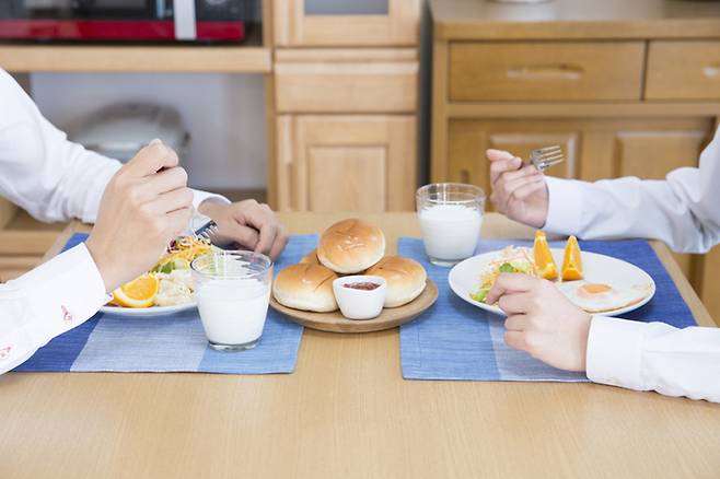 아침 식사는 ‘먹는 순서’가 핵심. 물→채소→단백질 흐름이 혈당 변동을 완만하게 만드는 데 도움을 줄 수 있다. 게티이미지