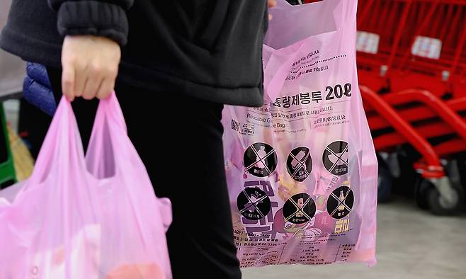 지난 30일 한 대형마트에서 시민이 종량제 봉투에 물건을 담고 있다. 나프타 가격 상승 여파로 포장재 수급 불안 우려가 확산되며 선제 구매 움직임이 나타나고 있다. 뉴스1