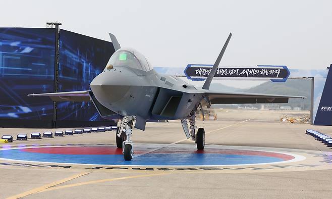 지난 25일 경남 사천 한국항공우주산업(KAI)에서 KF-21 양산 1호기를 공개하고 있다. 연합뉴스