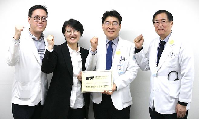 천안의료원과 순천향대 의과대학이 30일 천안의료원에서 지역의료 임상실습 협력병원 업무협약식을 맺었다. 오른쪽부터 천안의료원 오도연 진료과장·김대식 병원장,순천향대학교 의과대학 박정미 교육부학장, 천안의료원,&nbsp; 백지훈 진료부장.