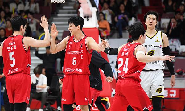 안양 정관장은 31일 안양실내체육관에서 열린 창원 LG와의 홈경기에서 84-74 승리를 거두며, LG의 독주에 제동을 걸었다. KBL 제공