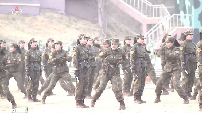 북한 특수부대 여성 군인들, 단검으로 상대방 제압 - 김정은 북한 국무위원장이 특수작전 훈련기지에서 특수부대의 훈련 참관시 여성 특수부대원들 훈련 모습을 조선중앙TV가 29일 방영했다. 훈련에서 여성 특수부대원들은 단검으로 상대방을 제압하는 훈련 시범을 보였다. [조선중앙TV 화면] 2026.3.30 연합뉴스