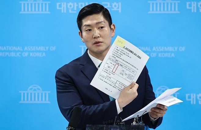 김재섭 의원, 정원오 서울시장 예비후보 관련 기자회견 - 김재섭 국민의힘 의원이 31일 서울 여의도 소통관에서 정원오 더불어민주당 서울시장 예비후보 의혹 관련 기자회견을 후 백브리핑을 하고 있다. 뉴스1