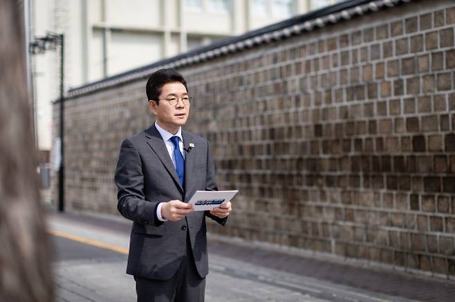 정원오 더불어민주당 서울시장 예비후보가 지난 29일 서울 종로구 북촌 감로당길 입구에서 여성정책 공약을 발표하고 있다. 정원오 캠프 제공