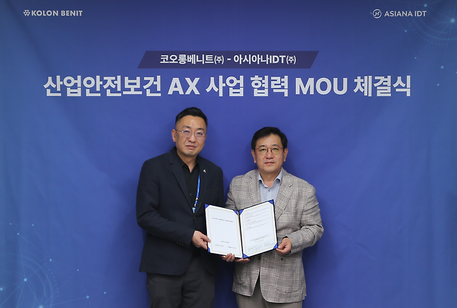 코오롱베니트와 아시아나IDT 관계자들이 30일 ‘산업안전보건 플랫폼 Plan2Do 솔루션 공급 사업’ 업무협약을 체결한 뒤 협약서를 들어보이고 있다. 사진 제공=코오롱베니트