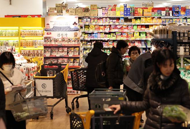 서울의 한 대형마트에서 시민들이 장을 보고 있다. 연합뉴스