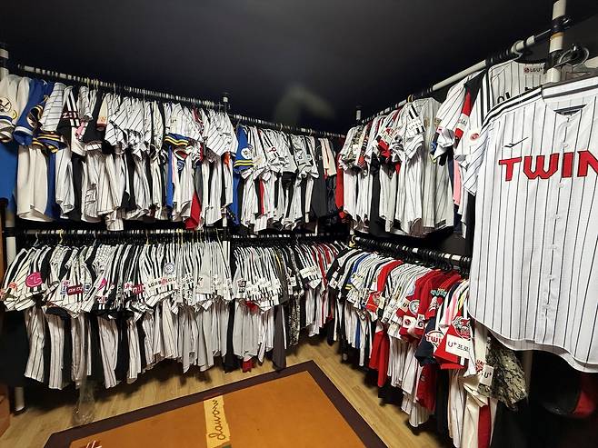 최용규(53) 씨가 지금까지 수집한 MBC청룡·LG트윈스 야구 유니폼. 약 550벌에 달한다. 김도연 기자