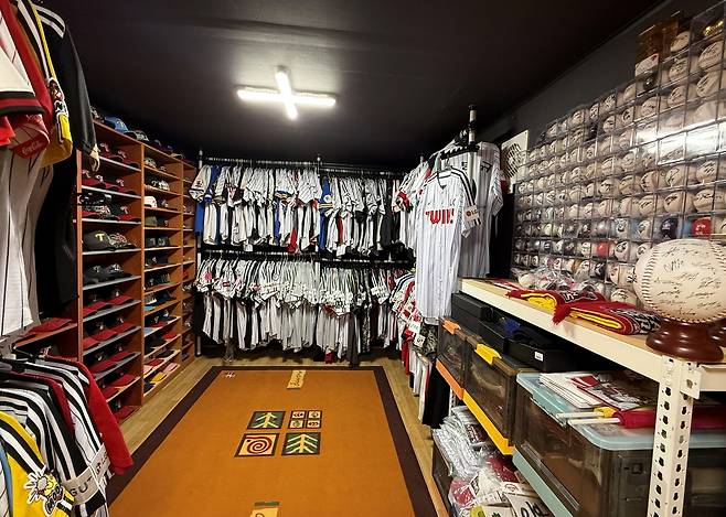 최용규(53) 씨가 지금까지 수집한 유니폼 약 550벌과 모자·사인볼·응원도구 등 총 1200여 점의 굿즈가 진열돼 있다. 김도연 기자