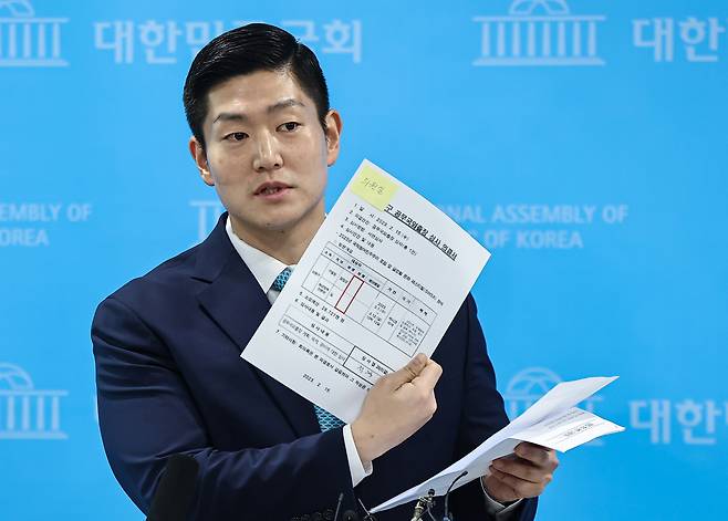 김재섭 국민의힘 의원이 31일 서울 여의도 소통관에서 정원오 더불어민주당 서울시장 예비후보 의혹 관련 기자회견 후 백브리핑을 하고 있다. 뉴스1
